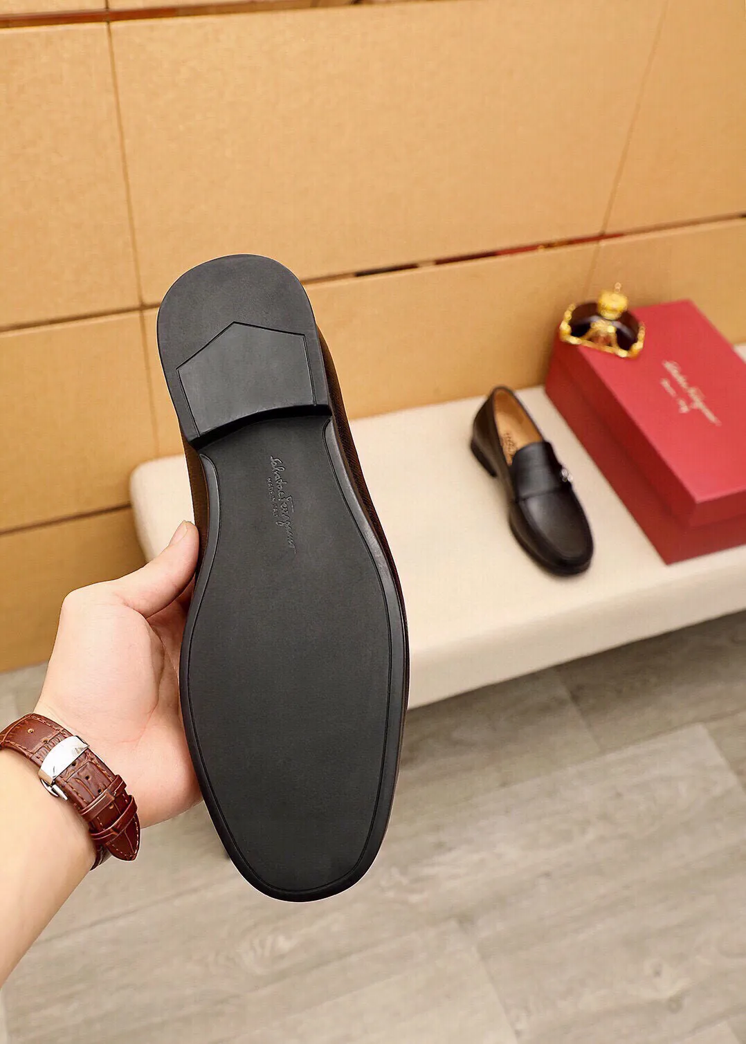 Men's shoes 💰480 💐 Product trademark: Ferragamo "Ferragamo" casual leather shoes Regular size: 38-44 (45🉑️customized) Product materials: Selected imported first-layer cross-grain cowhide leather upper + luxury hardware buckle, imported water-dyed cowhide leather lining. Strong three-dimensional visual effect, original outsole color: 4⃣️seed leather materials available